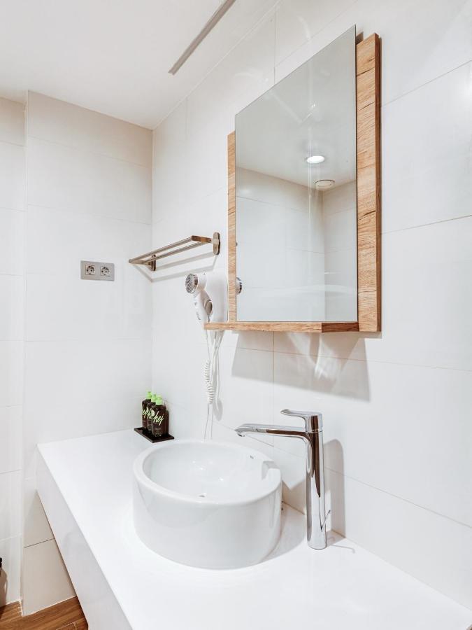 Limehome Barcelona Carrer De Fontcoberta - Digital Access Exterior photo